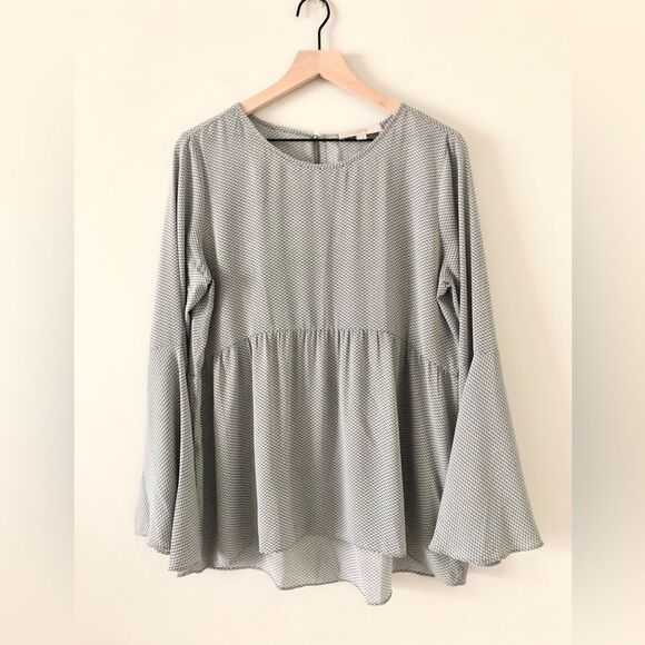 LOFT Bell Sleeve Blouse in Gray and White Geometric Print - Size M - Picture 3 of 8
